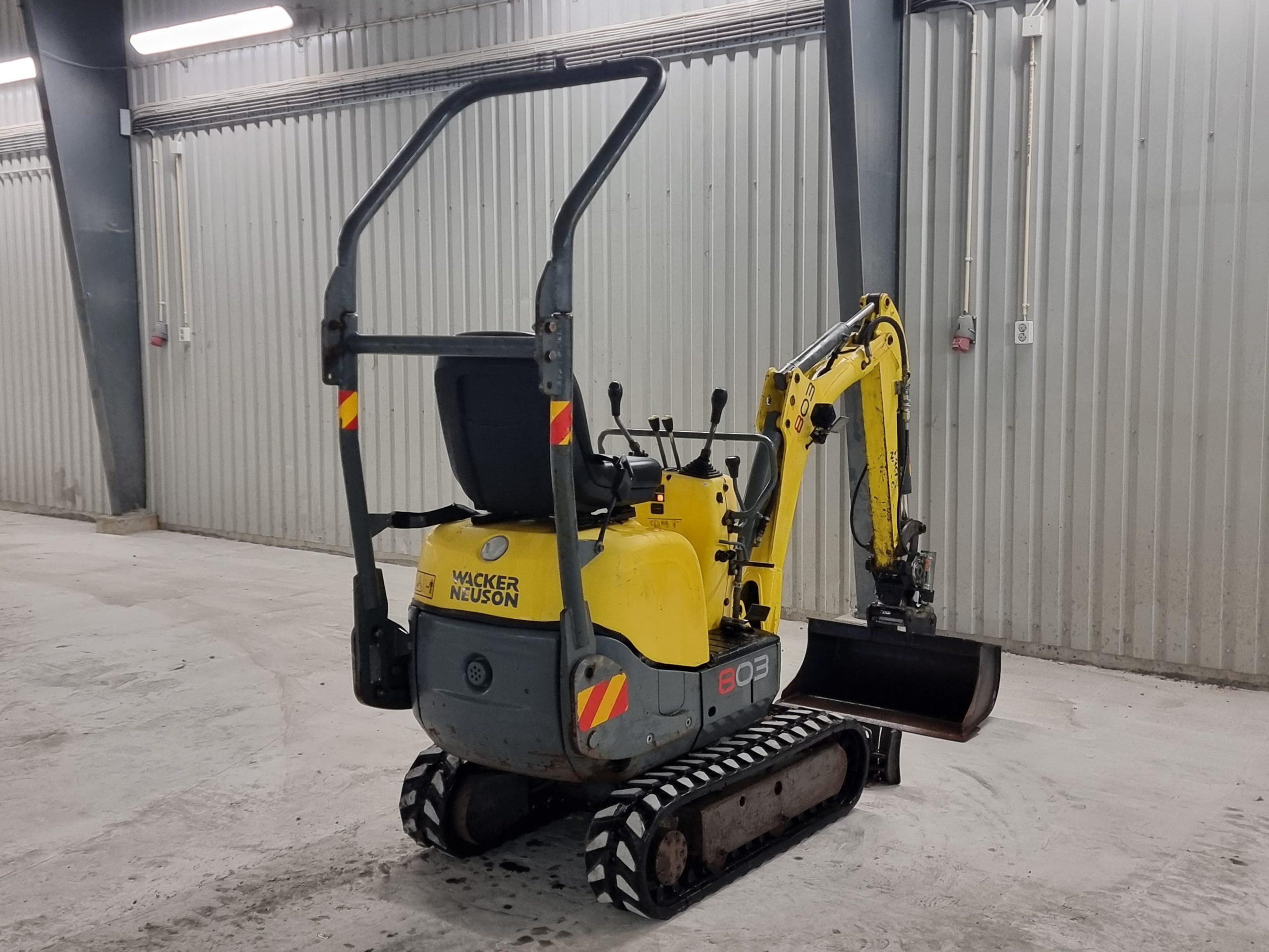 Hyr Wacker Neuson 803 grävmaskin – kompakt och effektiv för alla projekt. Årsmodell 2010, med två skopor och extra hydraulik. Perfekt för trånga utrymmen. Kontakta oss idag!