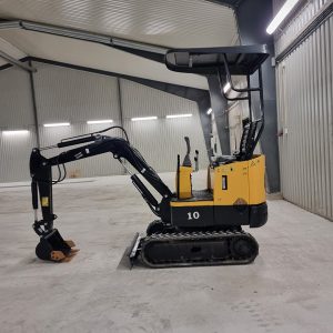 Chefo minigrävare, årsmodell 2021, med två skopor, kratta, skruvar och shank, perfekt för uthyrning och små projekt.