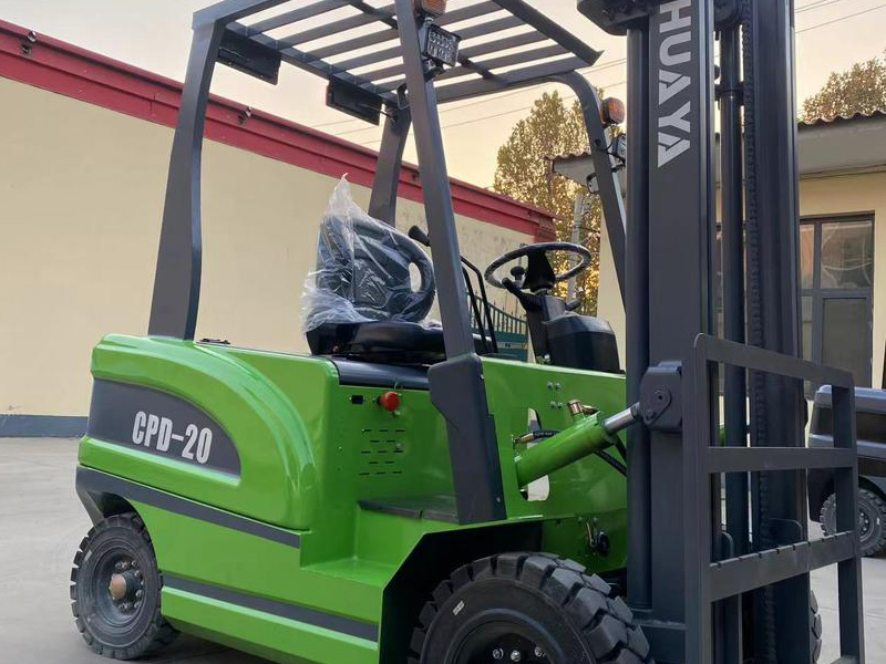 Motviktstruck Liftor CPD-20 med 2 tons kapacitet, perfekt för uthyrning och materialhantering.
