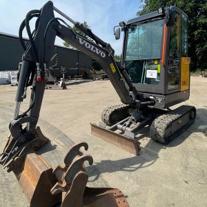 Volvo EC18E minigrävare, årsmodell 2019, med tre skopor och 2 434 mm grävdjup, perfekt för uthyrning och mindre projekt.