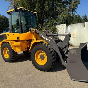 Volvo L30G hjullastare, årsmodell 2021, med skopa och snabbfäste, perfekt för uthyrning och tunga arbetsuppgifter.