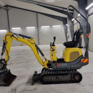 Wacker Neuson 803 grävmaskin, årsmodell 2010, med två skopor, extra hydraulik och schaktblad, tillgänglig för uthyrning. Perfekt för trånga utrymmen och små projekt.