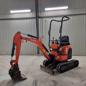 Kubota minigrävmaskin U10-3 till salu från 2013 med tandad skopa och gummiband, visad från sidan parkerad.
